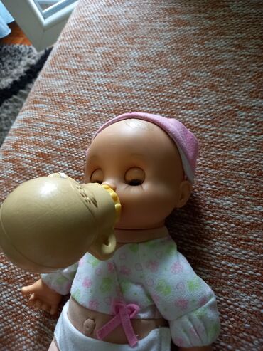 hello kitty igračke: Beba lutka sa flasicom. Kad se flasica stavi u usta i okrece,tako beba