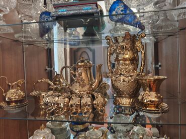 Asılqanlar: Qızıl rəngli dekorativ çay-servis dəsti və vazalar - Material