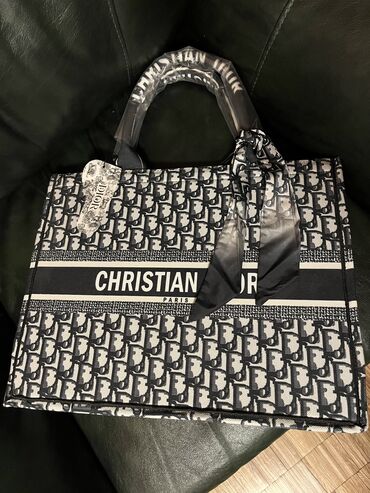 Dobro odradjena kopija Christian Dior torbe, stranice su krute, nema