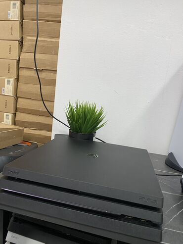 Другая техника: Sony PlayStation 4 Pro Цвет: черный Память: 1тб Состояние