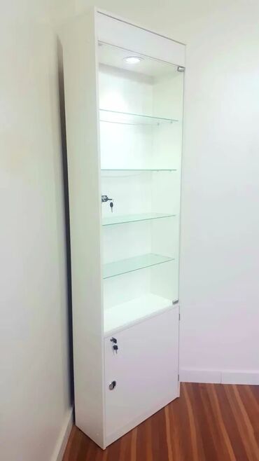 4m namestaj trosed dvosed fotelja: Staklena vitrina za izlaganje. Novo. Dimenzije 195x64x25 cm. Ili po