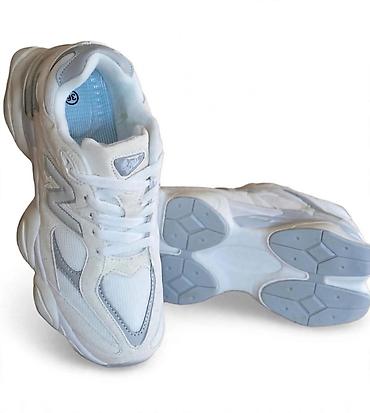 2000 dinara: New Balance patike – model inspirisan „dad shoe“ estetikom u — 3