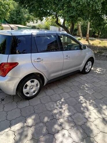 тацота ист: Серебристый хэтчбек Toyota Ist с пятью дверями, оснащенный