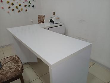 stol ev ucun: Ağ rəngdə L formalı ofis/iş masası - Modern, minimal dizayn; parlaq — 3