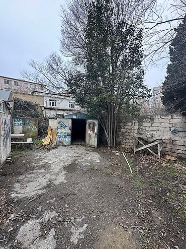 Аренда гаража: Qaraj icareye verilir, 1 sota yaxin heyeti var. Heyetde 2 qaraj var 1 — 3