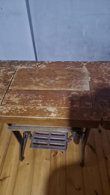 iş formalari: Pedalla işləyən köhnə tip tikiş maşını – taxta masalı komplekt - — 1
