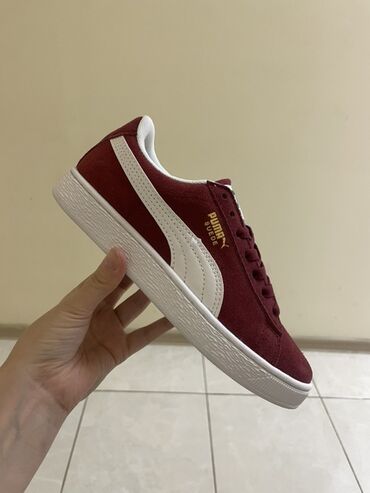 рабочие кроссовки: Бордовые замшевые кроссовки Puma Suede с белыми фирменными полосками