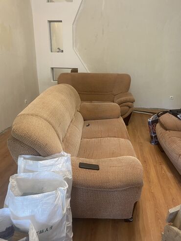 кожанный диван: Прямой диван, цвет - Коричневый, Б/у