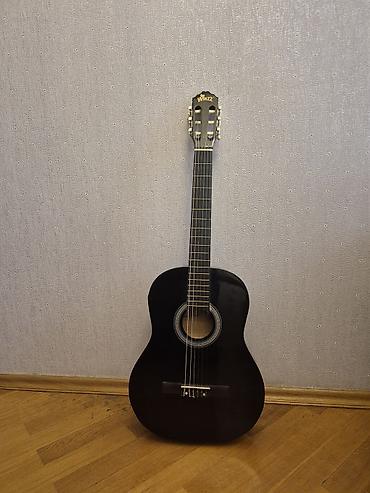 Классические гитары: WINZZ klassik gitara satılır, ölçüsü 4/4, qara rəngdədir. Gitara demək — 1