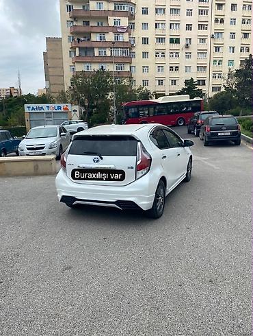 sprinter satisi: Toyota Aqua Hybrid – ağ rəngli, şəhər üçün ideal kompakt hetçbek — 8