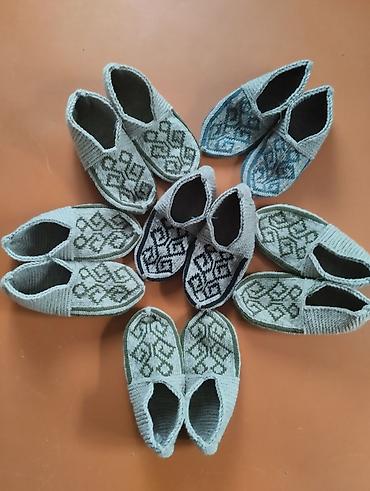 qizil destleri: Əl işi toxunma ev terlikləri - Material: yumşaq akril/ipun qarışığı — 1