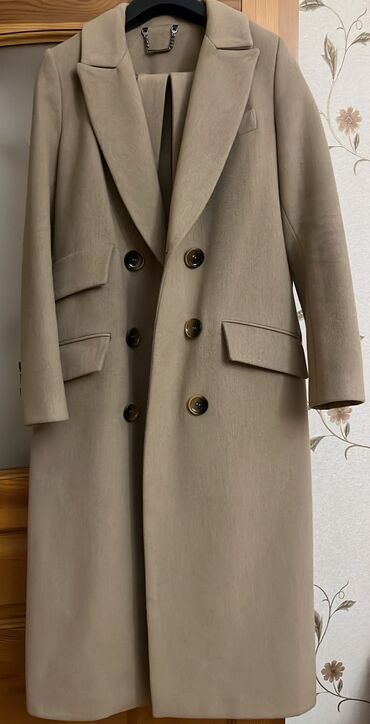 Пальто: Qadın paltosu. 2 dəfə istifadə olunub. Təmiz kaşmirdir, içi astardır