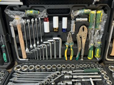 alet desti: Qara rəngli plastik qutuda alətlər dəsti. Dəstdə müxtəlif ölçülü