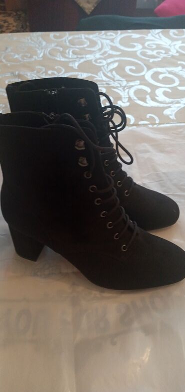 женские мокасины на шнурках: Qara rəngli qadın botları - Material: süet görünüşlü parça - Model