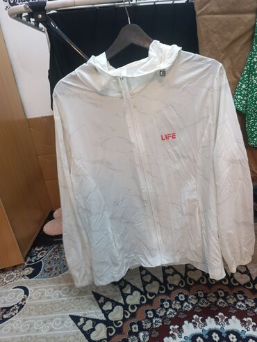 Демисезонные куртки: Любая за 250 сом.состтояние качество отличное.женское пальто/куртка 46 — 8