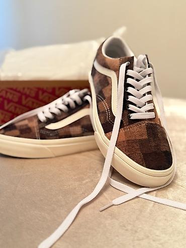 buraxılış paltarları b: Məhsul: Vans Old Skool – Sweater Check .
40 Ölçü ama 41 də olur polnu — 1