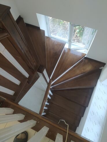 Деревянные лестницы: Деревянная лестница с окрашенными ступенями и белыми балясинами — 22