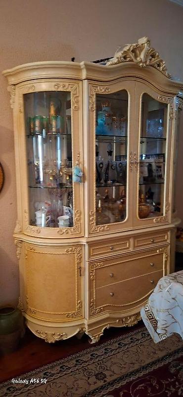 salon dolab: Klassik üslubda vitrinli qonaq otağı dəsti - Rəng: krem/şampan — 3