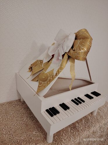 xonca konfetleri: Xonca piano satilir el isidir taxtadandir icine sokolad ve ya guller