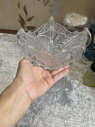 стекло на стол: Ажурная стеклянная ваза-конфетница на ножке. - Материал: прозрачное