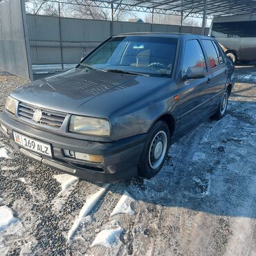 мото в расрочку: Volkswagen Vento: 1992 г., 1.8 л, Механика, Бензин, Седан
