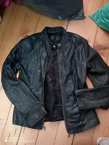 Crna kožna jakna, minimalističkog „biker“/motociklističkog stila. -