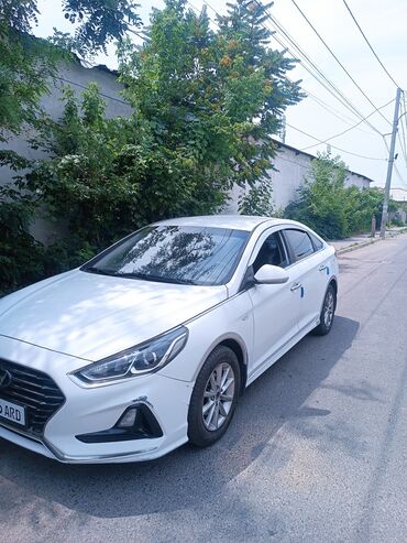 авто марк 2: Белый седан Hyundai Sonata. Автомобиль оборудован легкосплавными