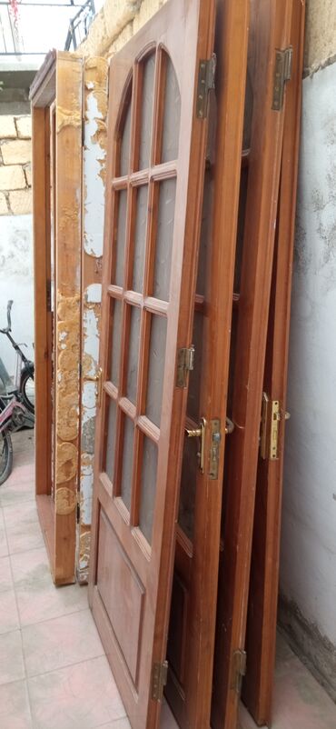 otag qaplari: Taxtadan hazırlanmış, şüşəli daxili qapı. yaxsi vəziyetdedir