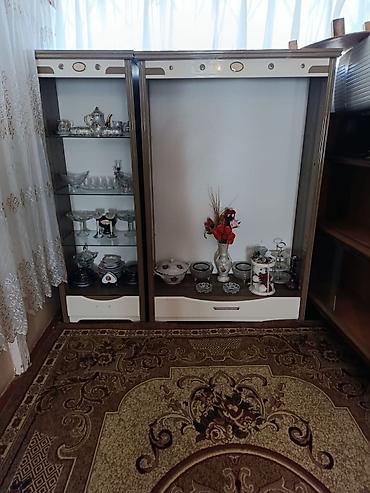 İki bölmədən ibarət vitrin dolabı - Dizayn: Klassik üslubda, ağ və