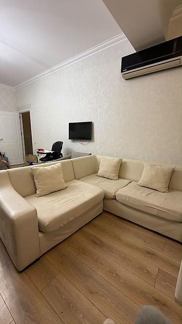 Divanlar: Künc divan – krem rəngdə, 3 hissəli modul quruluş. - Forma: L şəklində — 3