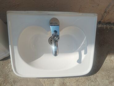 Hamam üçün aksessuarlar: Ağ rəngdə, kvadrat formalı keramika lavabo, üzərində metal su kranı