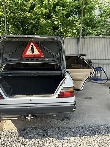 климат контроль 210: Седан белого цвета, классический кузов. Просторный салон бежевого тона — 3