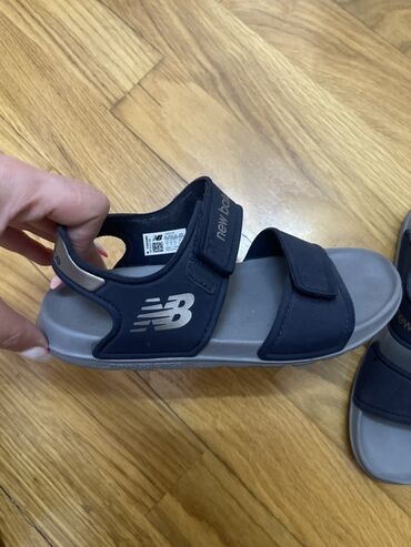 Боди: New Balance uşaq sandalları - Rəng: tünd göy qayışlar, boz altlıqlar