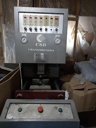 Другое оборудование для производства: Полуавтомат для выдува 5 литр ПЭТ тары. Вместе с матрицой квадратной — 2