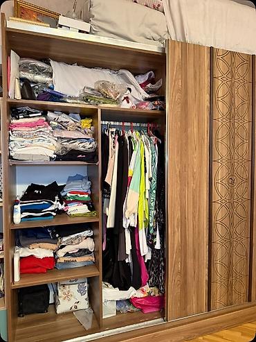 qoz: Sürgülü qapılı geyim dolabı, yaxşı vəziyyətdədir. - Material: ağac — 2
