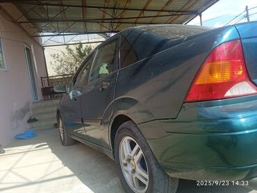 Ford: Ford Focus sedan (mk1) – yaşıl rəngli, 4 qapılı. Texniki və daxili — 15