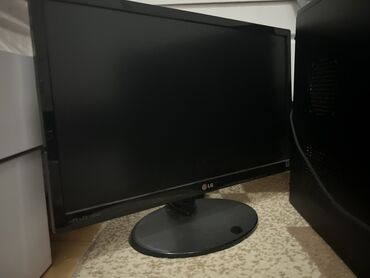 w210 monitor: LG brendinə məxsus qara rəngli monitor. Bu monitor daxili istifadə