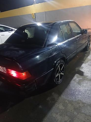 2106 ucuz: Mercedes-Benz 190 (W201) sedan - Kuzov: 4 qapı, qara rəng - Nömrə — 7