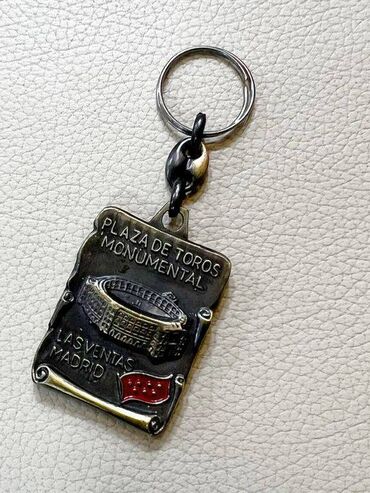 купить брелок на ключи: Сувенирный брелок, металлический, размер 32 мм х 42 мм