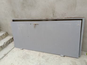 class tikinti materialları: Bu, boz rəngə boyanmış möhkəm metal giriş lyukudur. Lyukun üst