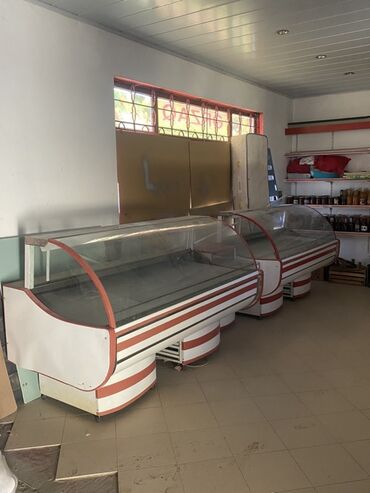 market ucun vitrinler: Şüşəli və qırmızı-ağ zolaqlı dizaynı ilə kommersiya məqsədli soyuducu