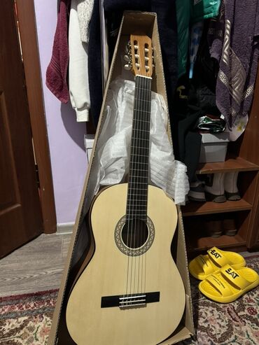 музыкальные инструменты духовые: Классическая акустическая гитара 4/4 в коробке. - Тип: классическая