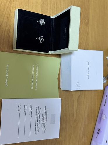 Серьги-гвоздики Van Cleef & Arpels Alhambra, белое золото 585