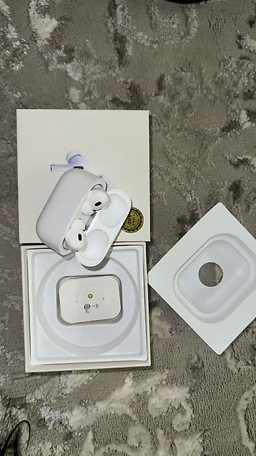 airpods 4: 🎧 Продаю беспроводные наушники 🤍 ✨ Покупала за 1700 сом, продаю за — 2