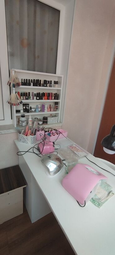 gozellik salon dizaynlari: Laklar, geller, apparatlar, masa ve s. Hami yeni kimidir cox az