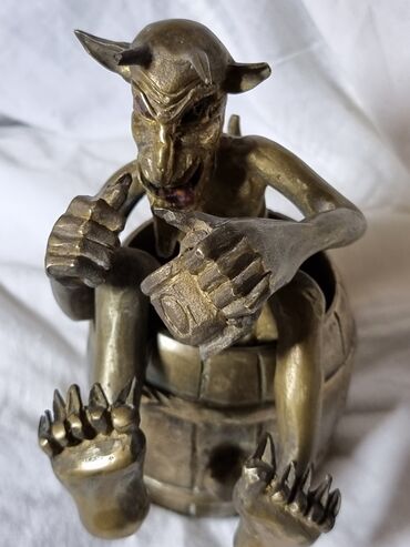 Антиквариат: Пепельница БРОНЗА . Антикварная. Раритет. Черт пьёт пиво. Привезли из — 7