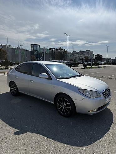 spoiler elantra 2017: Hyundai Elantra sedan – gümüşü rəng, Azərbaycan nömrə nişanı — 4