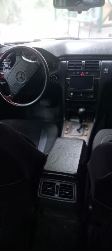 Mercedes-Benz: Mercedes-Benz 230: 2.2 l | Sedan — 9