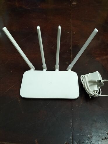 Modemlər və şəbəkə avadanlıqları: Ağ rəngdə, dörd antenli Xiaomi Mi Router 4C. Evdə və ya ofisdə simsiz