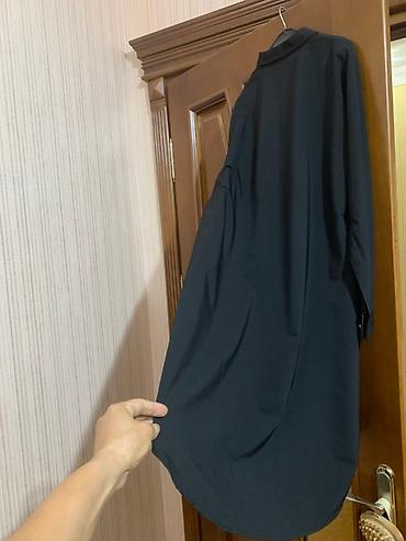 uzun bot: Ön tərəfi düyməli, uzun qollu qara rəngli qadın tunikası. Tunikanın ön — 2